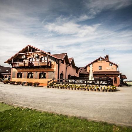 Hotel Trzy Podkowy*** Biskupiec  Экстерьер фото