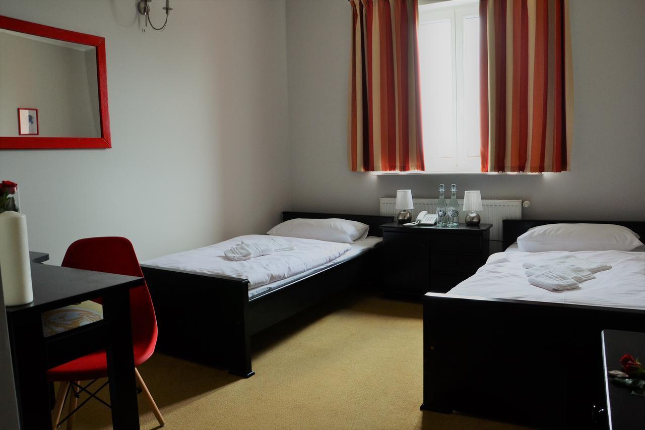 Hotel Trzy Podkowy*** Biskupiec  Экстерьер фото